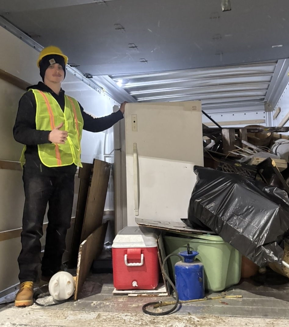 JYD worker on the job
